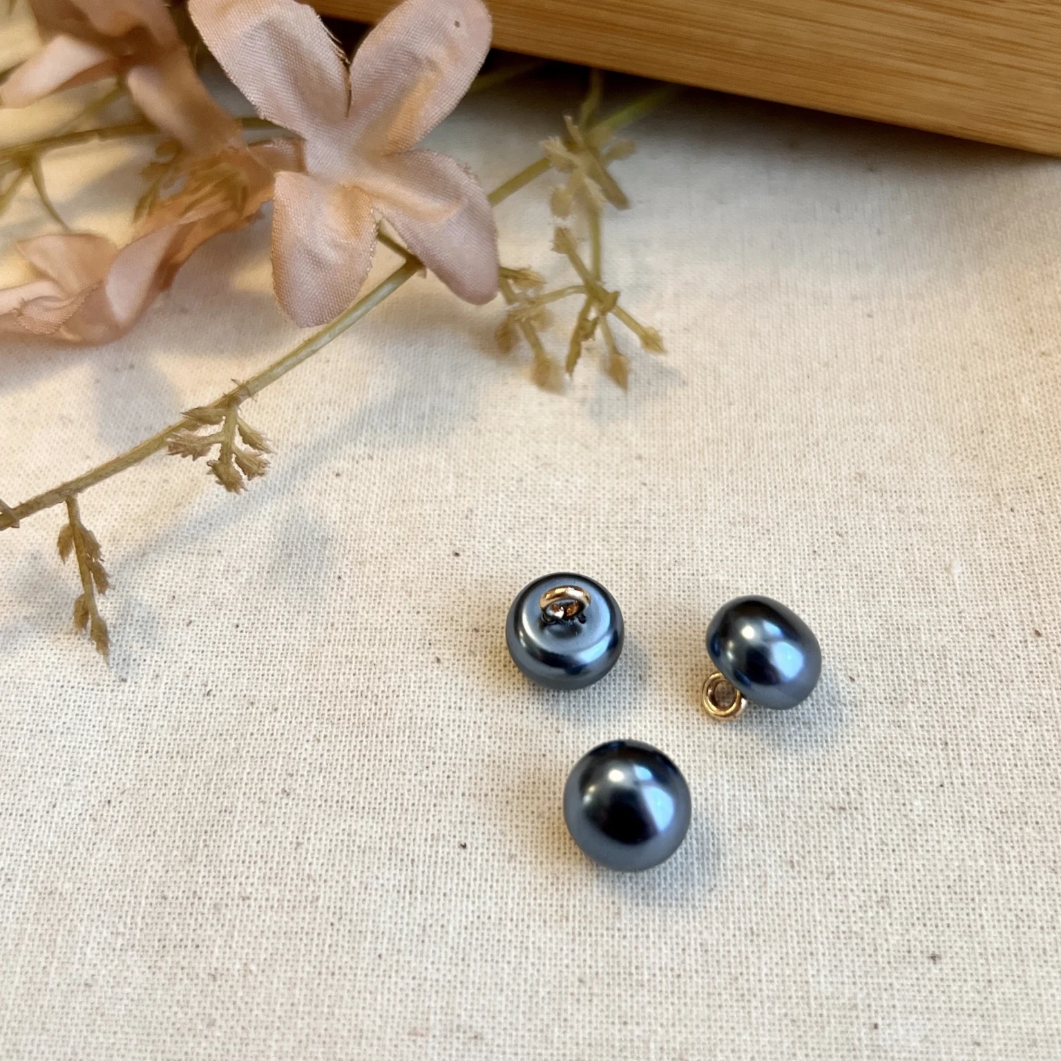 Luksusperle med hempe - 10 mm Petroleumsblå (30 stk)